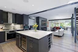 4 BR- 2150 sq ft high end condo / steps to bus (486072)