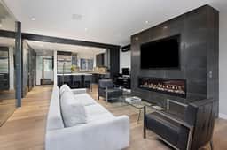 4 BR- 2150 sq ft high end condo / steps to bus (486072)
