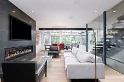 4 BR- 2150 sq ft high end condo / steps to bus (486072)
