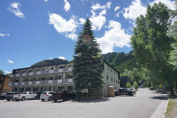 100 Dean St E #1A (203032-4273)
