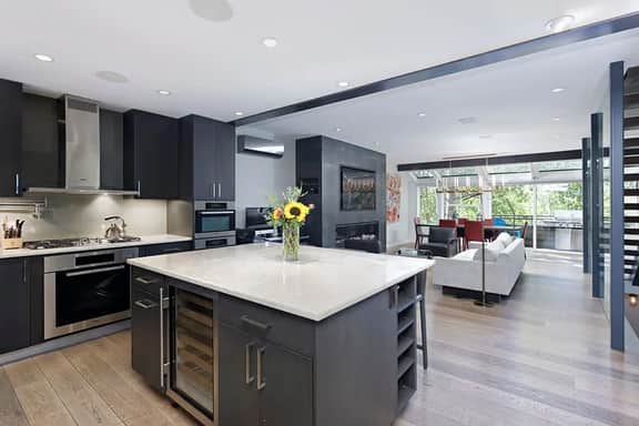 4 BR- 2150 sq ft high end condo / steps to bus (486072)