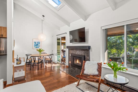 Chic Mountain Getaway (857633)